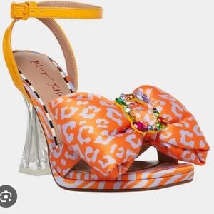 NWT Betsey Johnson Pollie Heels in Orange Multi Size 8.5